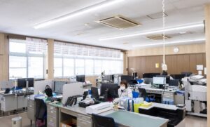 弊社の本社事務所の照明設備は、2021年10月から全てＬＥＤ照明になりました。